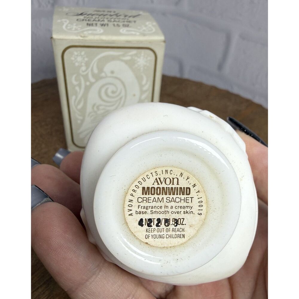 NEW Vintage Vintage 70s Avon Snowbird Moonwind Cream Sachet & Box - Picture 2 of 12